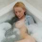 Rubita ba�a su blanco cuerpillo en la ba�era