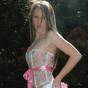 Fotos de Hermosa mujercita con lenceria en el jardin gratis
