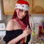 Liz vicious en traje de Papa Noel cocinando