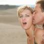 Ashley Long de folleteos en la playa
