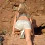 Sexy rubita en el desierto desnuda su cuerpo