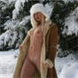 Joven sensual despelotandose en la nieve