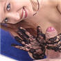 Joven inocente de guantes menea mi nabo