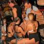 Mujeres pasadas de copas se chupan pichas